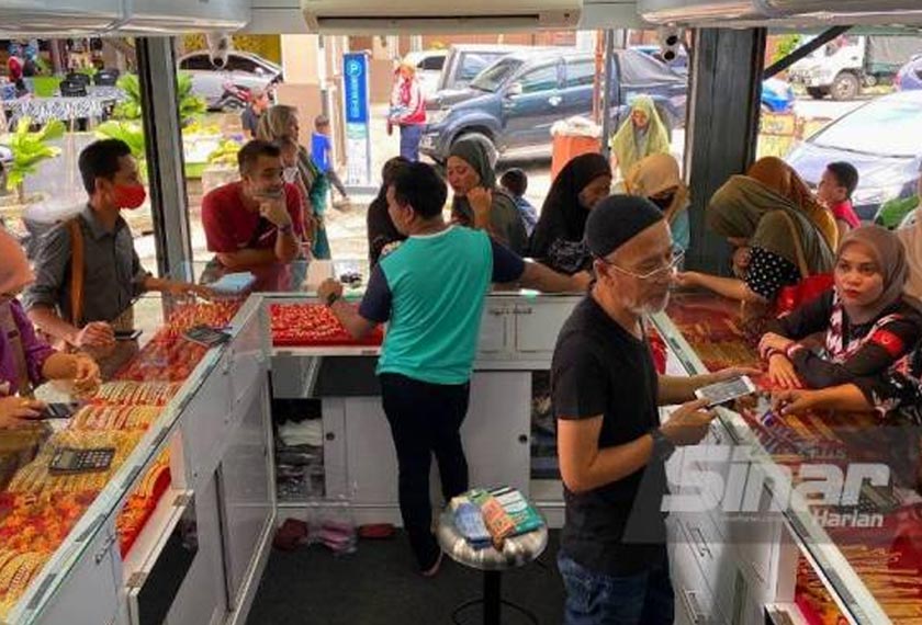 Kejatuhan harga emas dipasaran ketika ini menyaksikan orang ramai mula menyerbu premis berkenaan untuk mendapatkan koleksi perhiasan itu dengan harga lebih rendah.  - Foto Sinar Harian