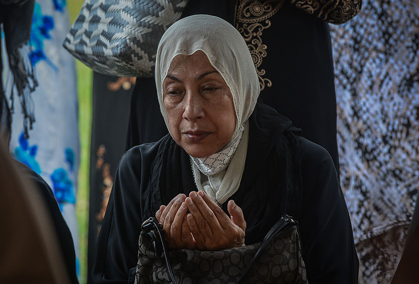 Balu, Noorshah Mohd Salleh kelihatan sebak ketika menghadiri pengebumian Allahyarham suaminya Dr Wan Zawawi Wan Ibrahim di Tanah Perkuburan Bukit Kiara hari ini. - Foto BERNAMA