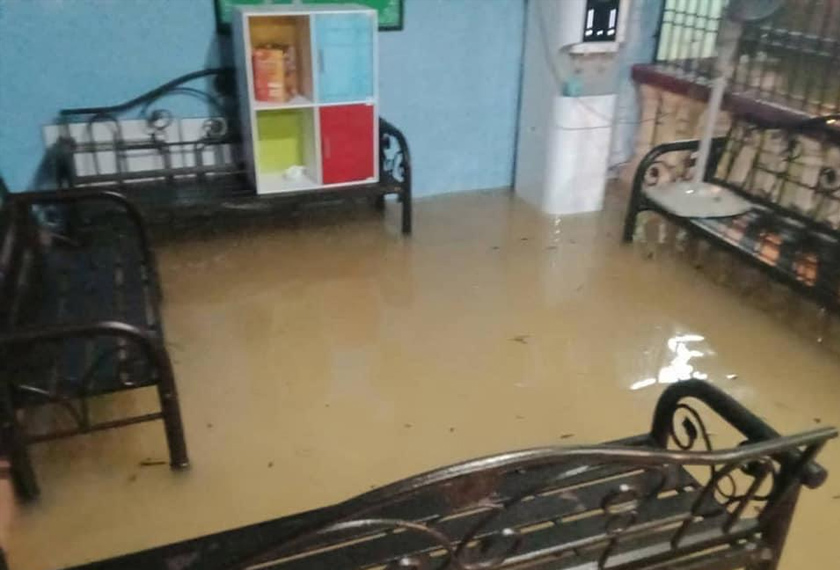 Keadaan rumah penduduk susulan kejadian ban pecah. - Foto ihsan pembaca