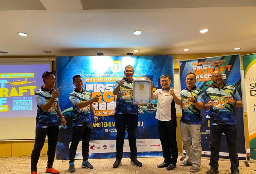 Presiden PPTD, Datuk Seri Mohd Sallehhuddin Hassan ketika menerima sijil pengiktirafan daripada wakil MBOR - Foto/AstroAWANI/HafiziRosli