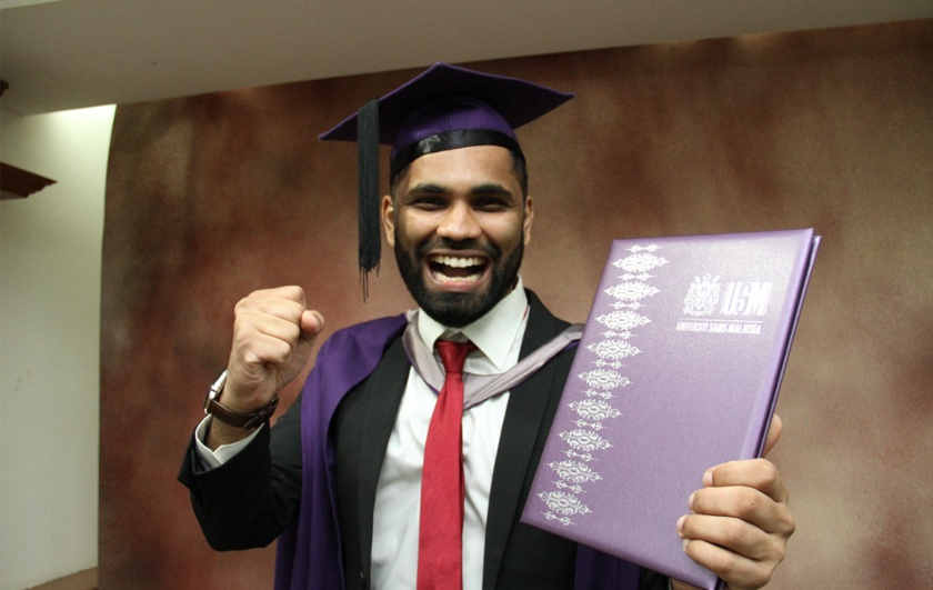 Kevin bersyukur apabila ada penunggang motosikal yang sudi menumpangkannya hingga ke USM sehingga dia sempat meraikan kejayaan menamatkan pengajian. - Foto USM