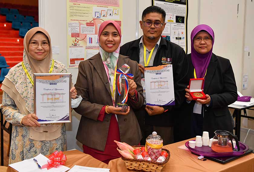 Nor Asiah bersama ahli kumpulan penyelidik lain iaitu Liza (kanan), Wan Amir Nizam (dua, kanan) dan Nor Hidayah. --fotoBERNAMA