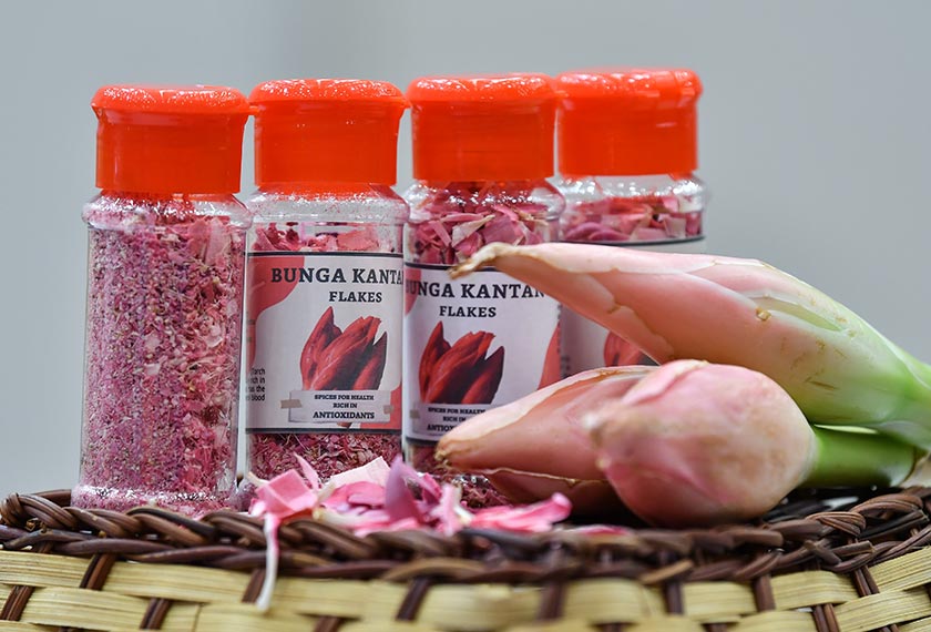 Produk 'Bunga Kantan Flakes' yang dihasilkan mengambil masa lebih lima tahun untuk disiapkan dan ia mampu mengurangkan paras gula dalam darah. --fotoBERNAMA