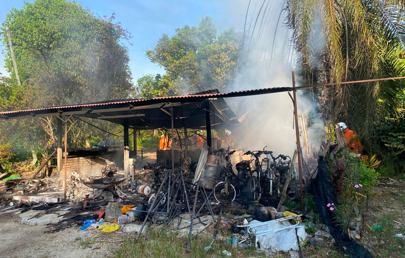  Keadaan di bengkel motosikal yang terbakar 100 peratus. - Foto ihsan JBPM