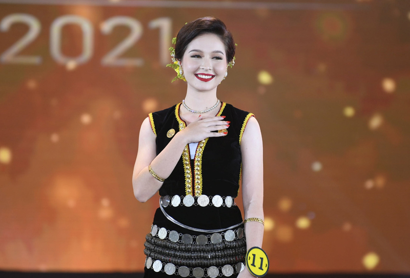 Peserta Unduk Ngadau (Ratu Padi) mewakili kawasan Api-Api Maya Hejnowska ketika diumumkan sebagai Ratu Unduk Ngadau Kaamatan 2021