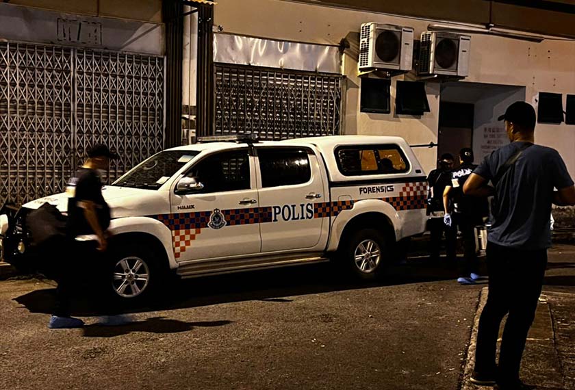Anggota polis memeriska kawasan rumah kedai sejurus selepas wanita warga asing ditemui dibunuh. - Astro AWANI