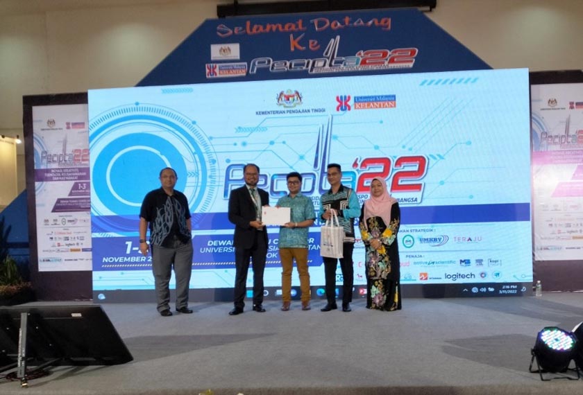 Kamarul Arifin menerima anugerah bagi pihak penyelidik yang berjaya meraih pingat emas dalam PECIPTA 2022 di Universiti Malaysia Kelantan, 3 Nov 2022. - Foto ihsan UPM