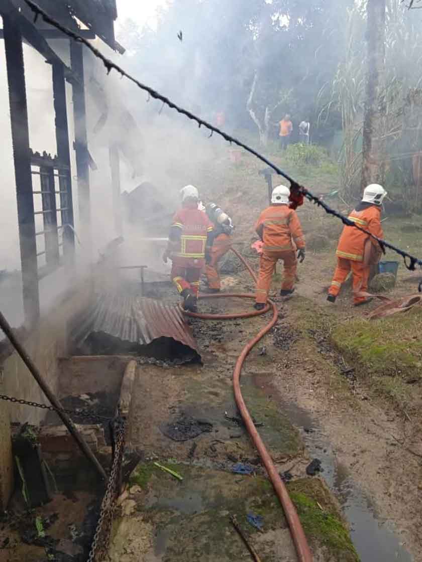 Anggota bomba menggunakan dua aliran hos 300 kaki dua pancutan air dari pili bomba untuk memadamkan kebakaran. - Foto JBPM