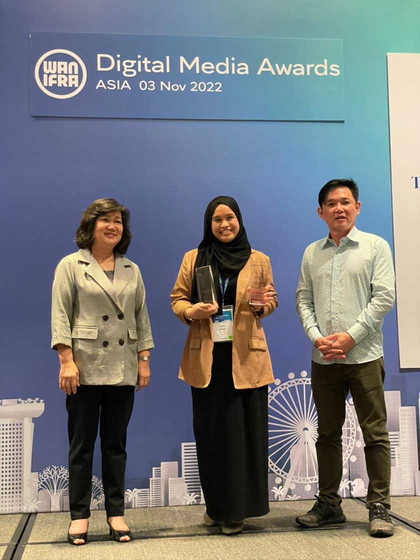Zaireen Aliza Muhamad Zohadie (middle), assistant vice-president of Digital Operations at the 2022 Asia Digital Media Awards, Singapore, November 4, 2022. - Astro AWANI 