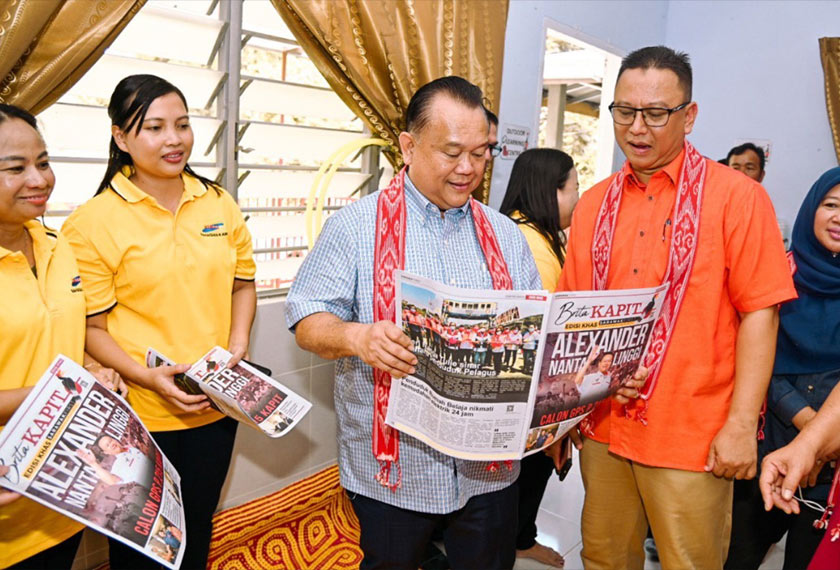 Alexander sedang membaca kandungan Brita Kapit versi fizikal yang bakal diedarkan setiap suku tahun bermula 2023. - Astro AWANI