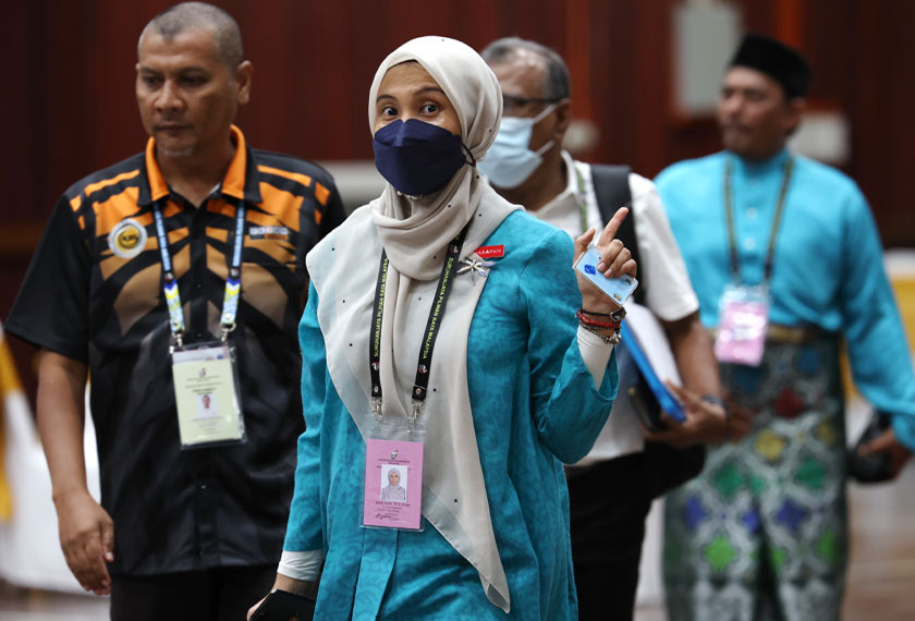 Kerusi Parlimen Permatang Pauh menyaksikan pertembungan empat penjuru di mana penyandangnya, Nurul Izzah Anwar (PH) akan berdepan dengan pesaing, Datuk Mohd Zaidi Mohd Said (BN), Muhammad Fawwaz Mat Jan (PN) dan Mohamad Nasir Othman (Pejuang).