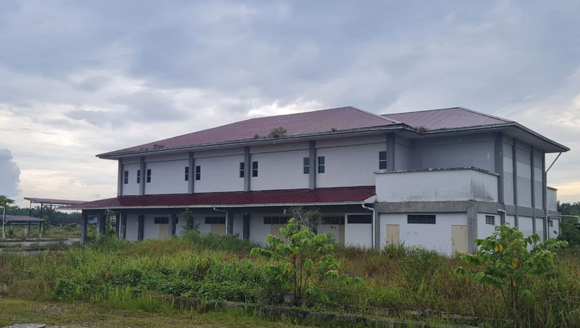 Salah satu bangunan sekolah SMK Suria Jaya yang terbengkalai.