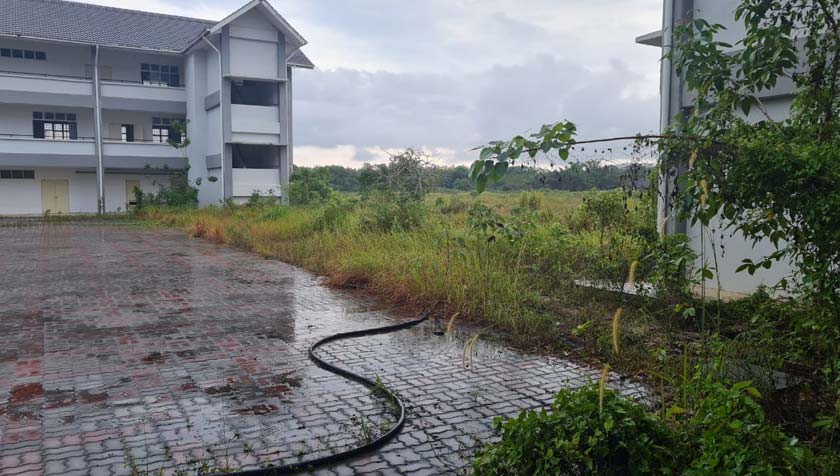 Pemandangan di kawasan dalm SMK Suria Jaya yang kelihatan terbiar