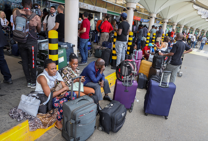Orang ramai menunggu dengan bagasi masing-masing di luar terminal Lapangan Terbang Antarabangsa Jomo Kenyatta di Nairobi, Kenya, 5 Nov 2022. (Foto AP)