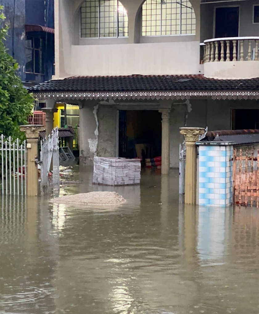 Beberapa kawasan perumahan yang dimasuki air banjir akibat cuaca hujan lebat berterusan.