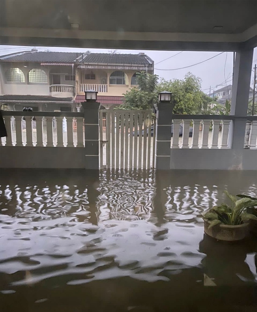Antara kawasan perumahan di Kampung Melayu Majidee yang terjejas akibat banjir kilat.
