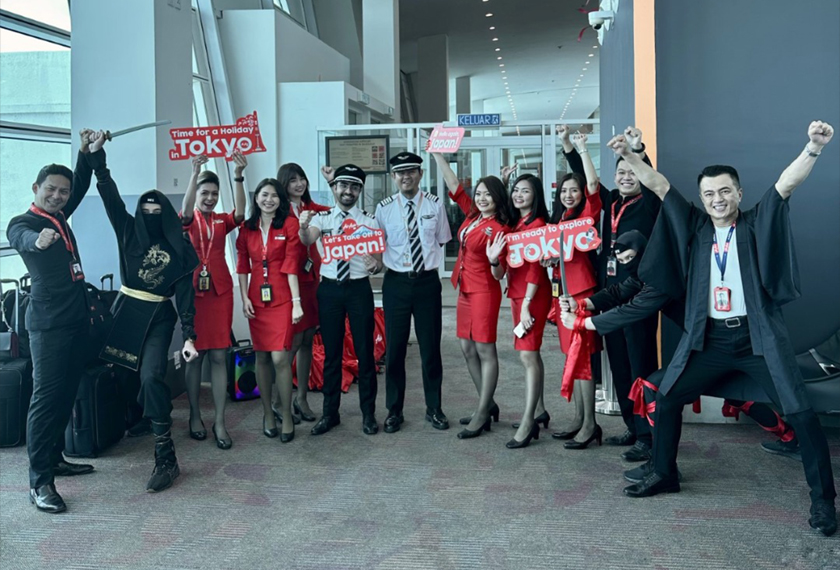 Kru penerbangan AirAsia X meraikan penyambungan semula penerbangan dari Kuala Lumpur ke Tokyo (Haneda) di klia2, Sepang, 7 Nov 2022. Foto AirAsia