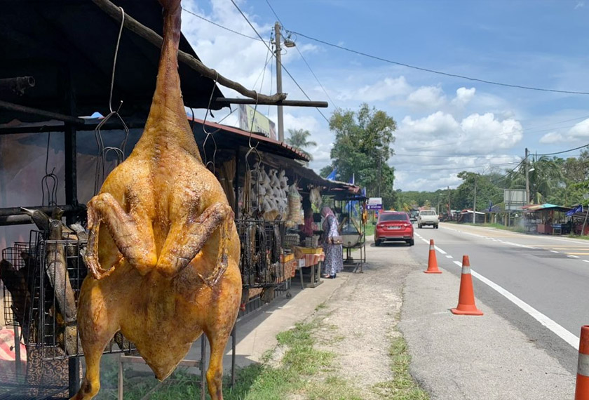 Keistimewaan dan resepi masakan budaya daerah itu menjadikan itik salai mereka berbeza dengan daerah lain. - Astro AWANI