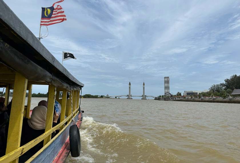 Pengguna akan merasai pengalaman dan pemandangan dekat ikon Kuala Terengganu, Jambatan Angkat dengan menaiki bot penambang ini - Foto/AstroAWANI/HafiziRosli