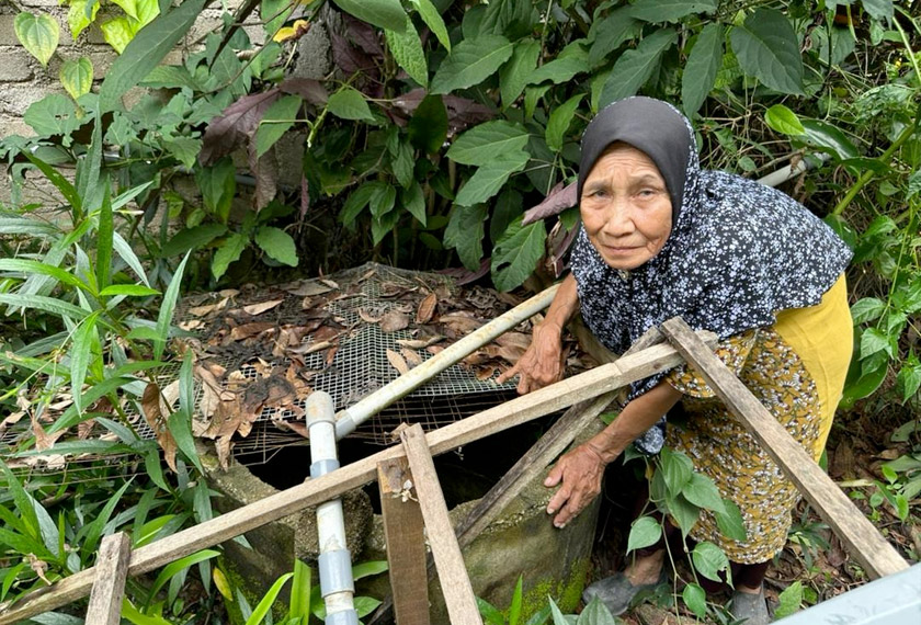 Penduduk Kampung Pengkalan Gaduh, Cik Ejah menunjukkan telaga yang menjadi sumber air bagi kegunaan hariannya - Foto/AstroAWANI