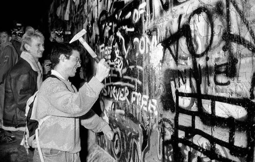 Peristiwa Tembok Berlin diruntuhkan pada 9 November 1989 membawa kepada perubahan politik dunia di Soviet Union dibubarkan serta mempopularkan lagu 