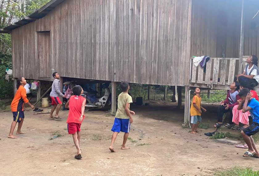 Beberapa kanak-kanak masyarakat orang asli dilihat beriadah di sekitar kampung. Gambar: Astro AWANI