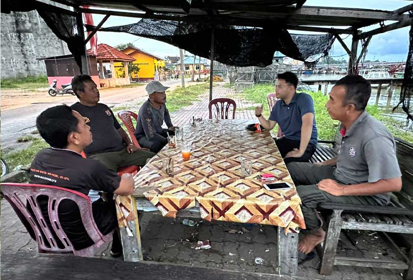 Wartawan, Hafizi Rosli ketika mendengar rintihan dan rayuan para nelayan kepada kerajaan di Kampung Nail, Kuala Besut. - Foto/AstroAWANI