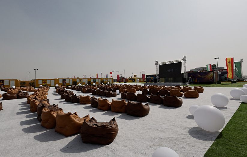 Tempat duduk disusun di salah satu kawasan di perkampungan peminat Piala Dunia Qatar. - Foto REUTERS
