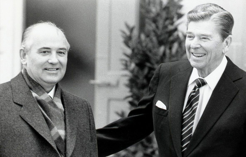 Mikhail Gorbachev menamatkan permusuhan blok Soviet dan blok Amerika berjabat tangan dengan Ronald Reagan menandakan berakhir Perang Dingin dan bubarnya Soviet Union. Gorbachev meninggal dunia pada Ogos 2022. - Foto Reuters