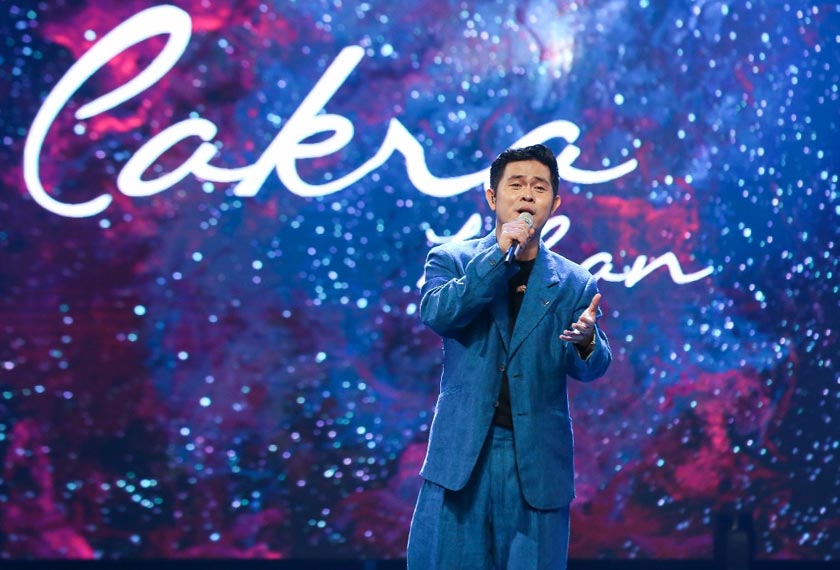 Cakra Khan memeriahkan Auditorium MBSA dengan menyanyikan lagu Mencari Cinta Sejati