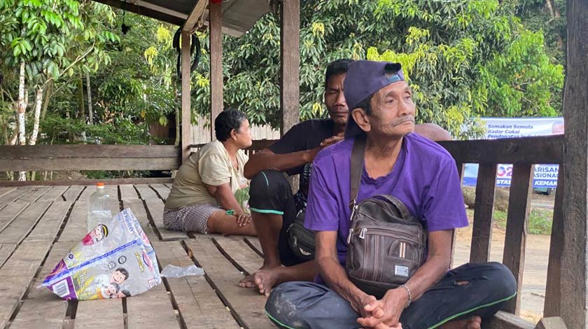 Warga emas di kampung itu juga mahu agar anak-anak mereka tidak tercicir dalam dunia teknologi. Gambar: Astro AWANI