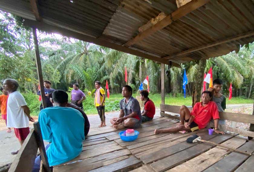 Selepas bekerja, rata-rata kaum lelaki di kampung ini berehat dengan kawan-kawan. Gambar: Astro AWANI