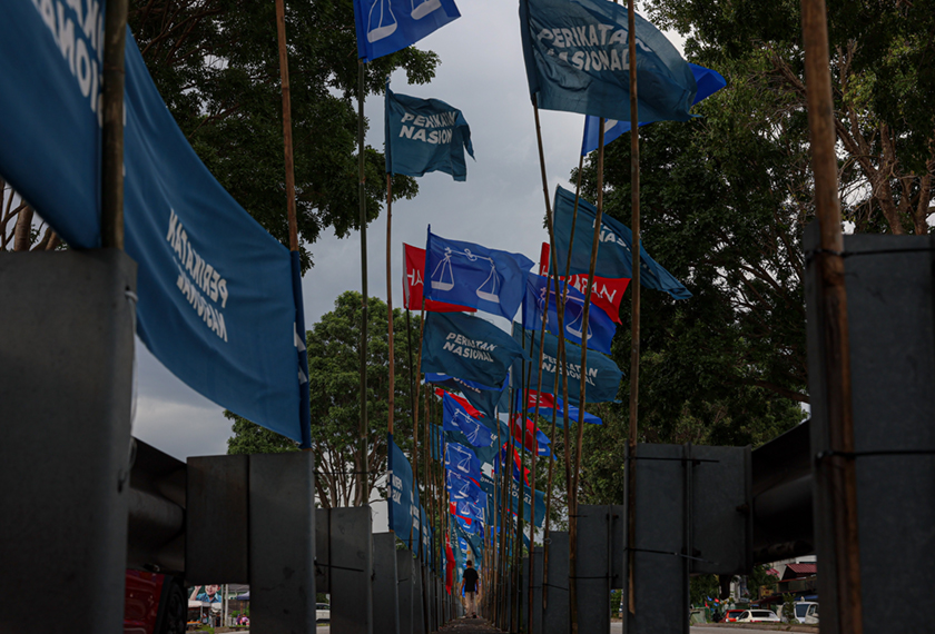 Parti-parti politik dilihat memilih untuk memasang poster dan bendera berbanding papan iklan dalam usaha untuk menampakkan kehadiran mereka. - Foto BERNAMA