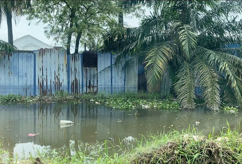 Taman Daya Maju, Meru, Kapar adalah antara lokasi yang teruk terjejas akibat banjir kilat pada Jumaat.