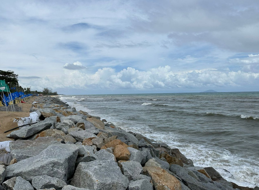  Benteng ombak seperti ini dakwa penduduk tidak berkesan kerana masih berlaku hakisan di kawasan itu - Foto/AstroAWANI