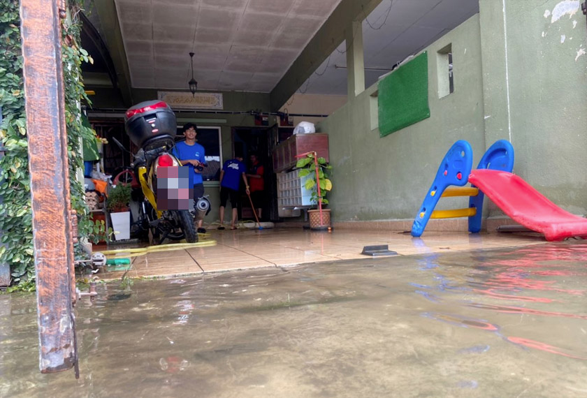 Penduduk bertungkus-lumus membersihkan lumpur dan air yang melimpah masuk ke rumah mereka