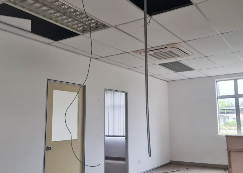 Jabatan Pendidikan Negeri Johor bersama Pejabat Pendidikan Daerah Batu Pahat juga dilaporkan sudah mula melantik kontraktor penyelamat bagi menjalankan penilaian kerosakan di sekolah terbabit. - Foto Astro AWANI