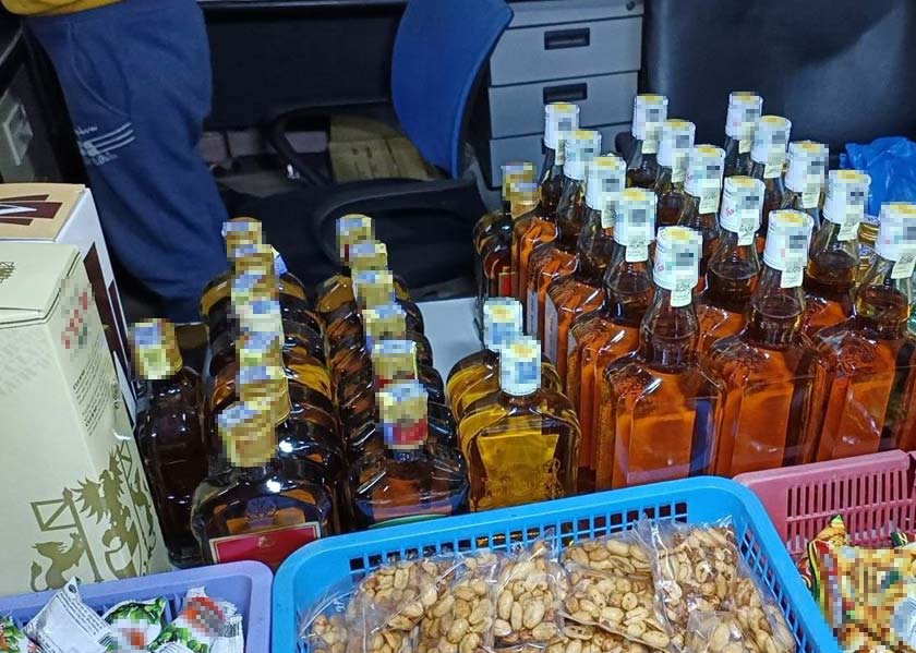 Antara minuman keras yang dijual secara hutang kepada pelanggan. - Astro AWANI