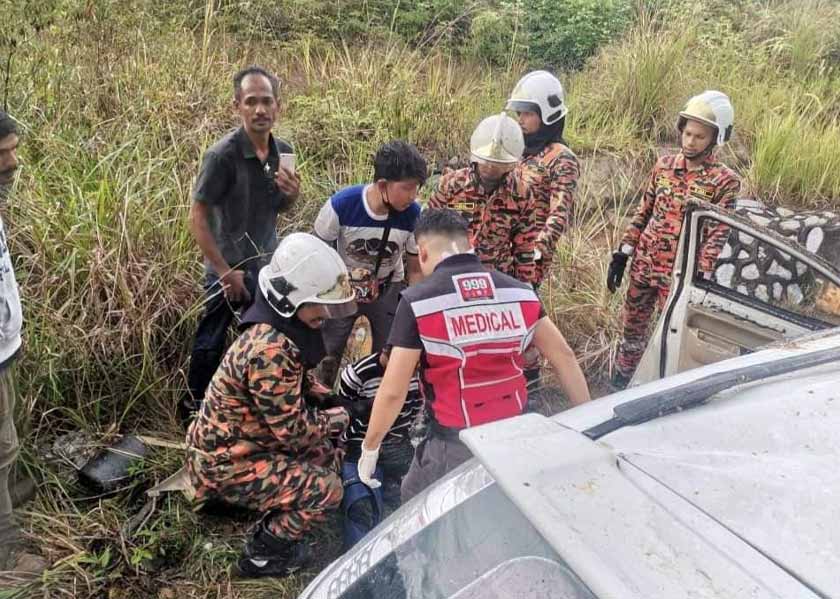Anggota bomba dari Balai Bomba dan Penyelamat Lipis membantu menyelamatkan mangsa yang cedera. - Foto Ihsan JBPM Pahang
