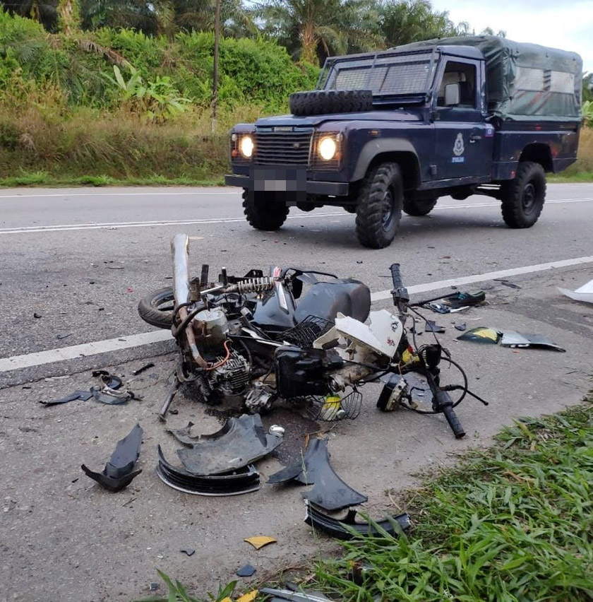 Keadaan motosikal tang remuk milik pasangan suami isteri yang maut. - Foto PDRM
