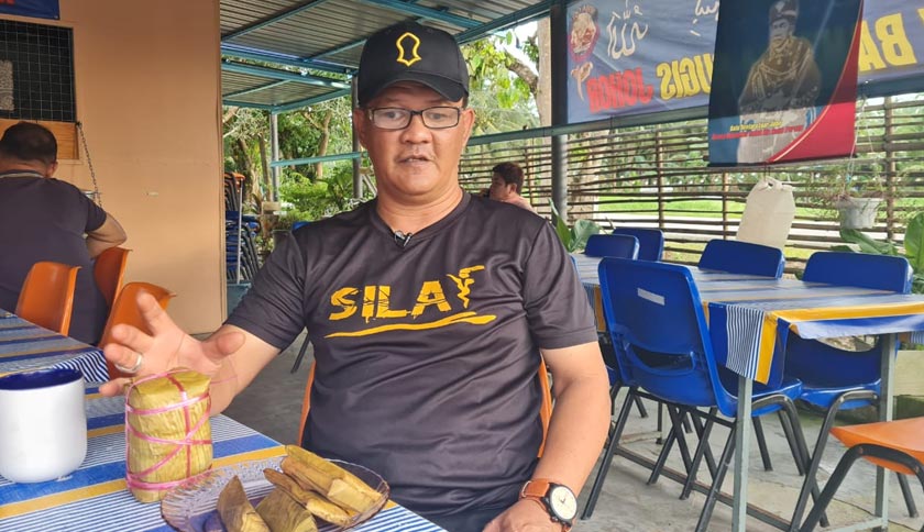 Pemilik perniagaan Bahtera Bugis Johor, Mohammad Khazin Ahmad berkongsikan proses pembuatan Burasak.