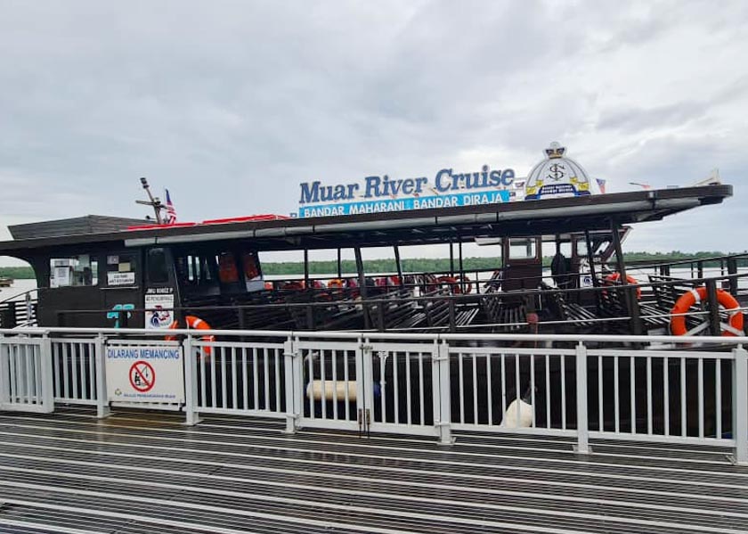 Muar River Cruise turut menerima tempahan secara berkumpulan dan tidak hanya pada hujung minggu.
