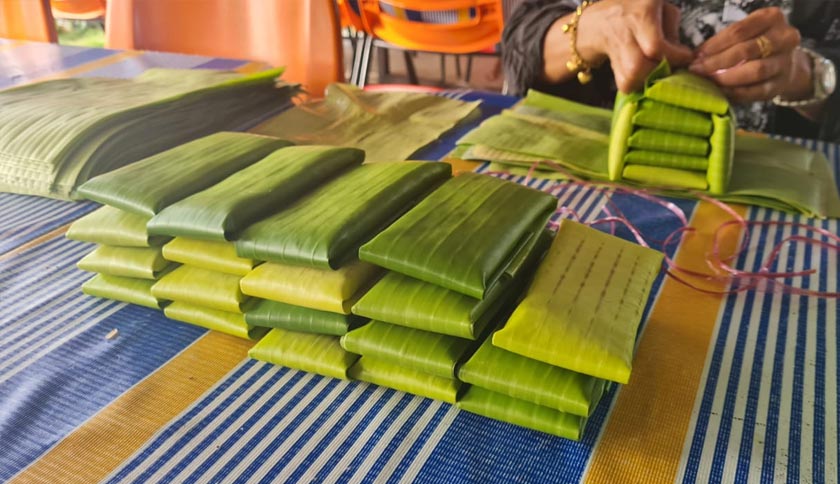 Burasak dibalut dengan pucuk daun pisang nipah untuk mengekalkan aromanya.