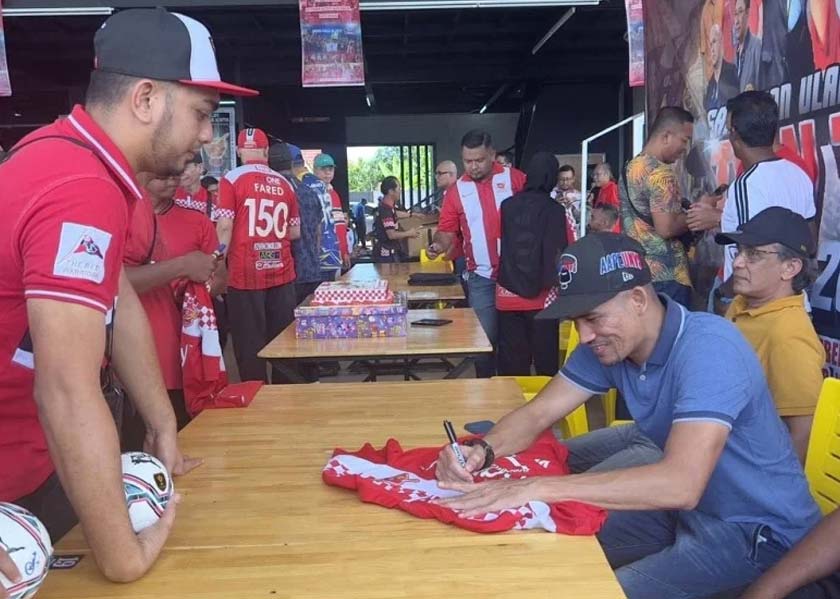 Bekas pemain bola sepak Kelantan, Indra Putra Mahayuddin (kanan) melayani peminat di Kota Bharu. - Foto Sinar Harian