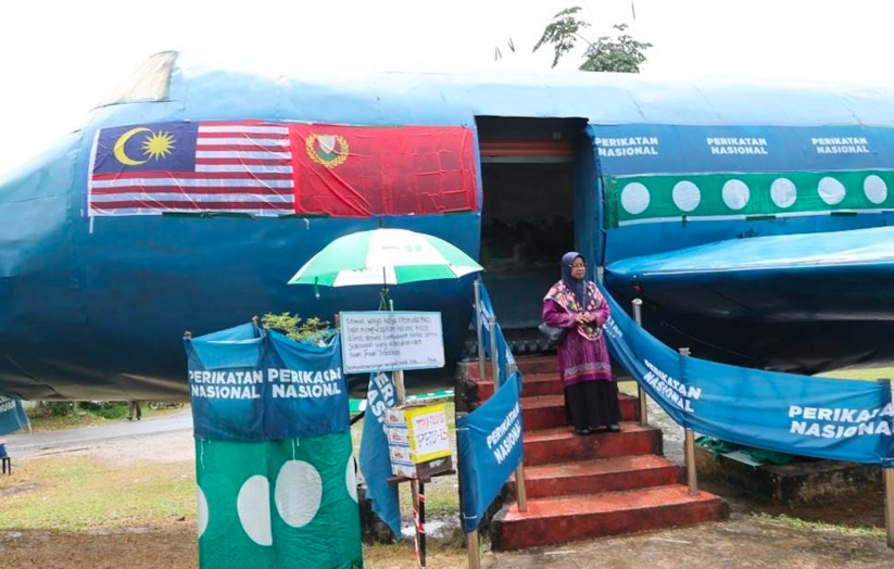 Orang ramai tidak melepaskan peluang bergambar di replika pesawat Boeing di Kampung Batu Besar, Sik, Kedah.