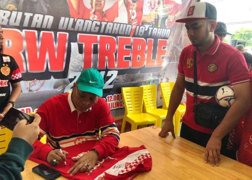 Annuar (kiri) menandatangani jersi bola sepak Kelantan. - Foto Sinar Harian