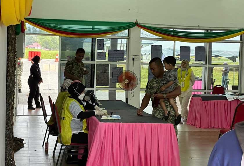 Anggota tentera turut membawa anak ke dalam Pusat Mengundi Awal (PMA) - Foto/AstroAWANI