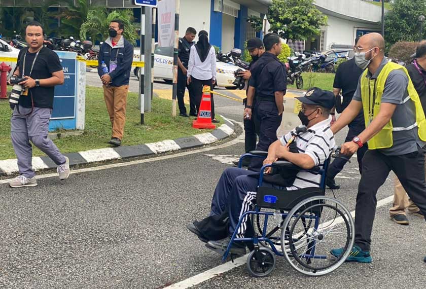 Azmi ketika tiba di IPK Shah Alam. - Astro AWANI