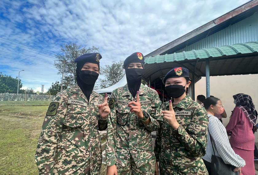 Siti Nurfaizwatie Zainuddin bersama dua lagi anggota tentera di Kem Lok Kawi. - Astro AWANI