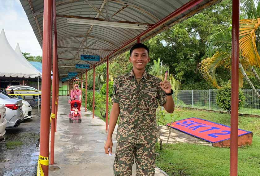 Prebet Muhammad Firdaus Roslan, 25, selesai mengundi awal.